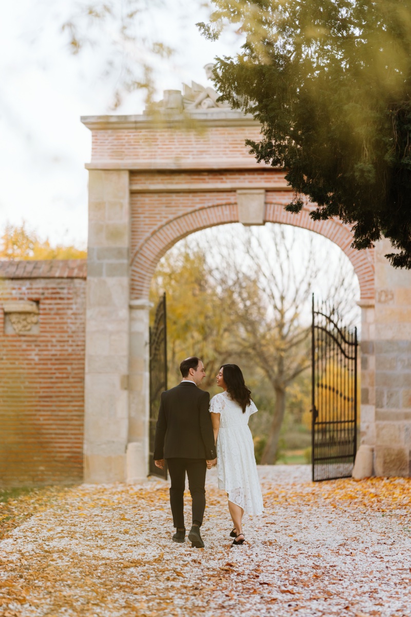 Ludovico and Fidelia at archway